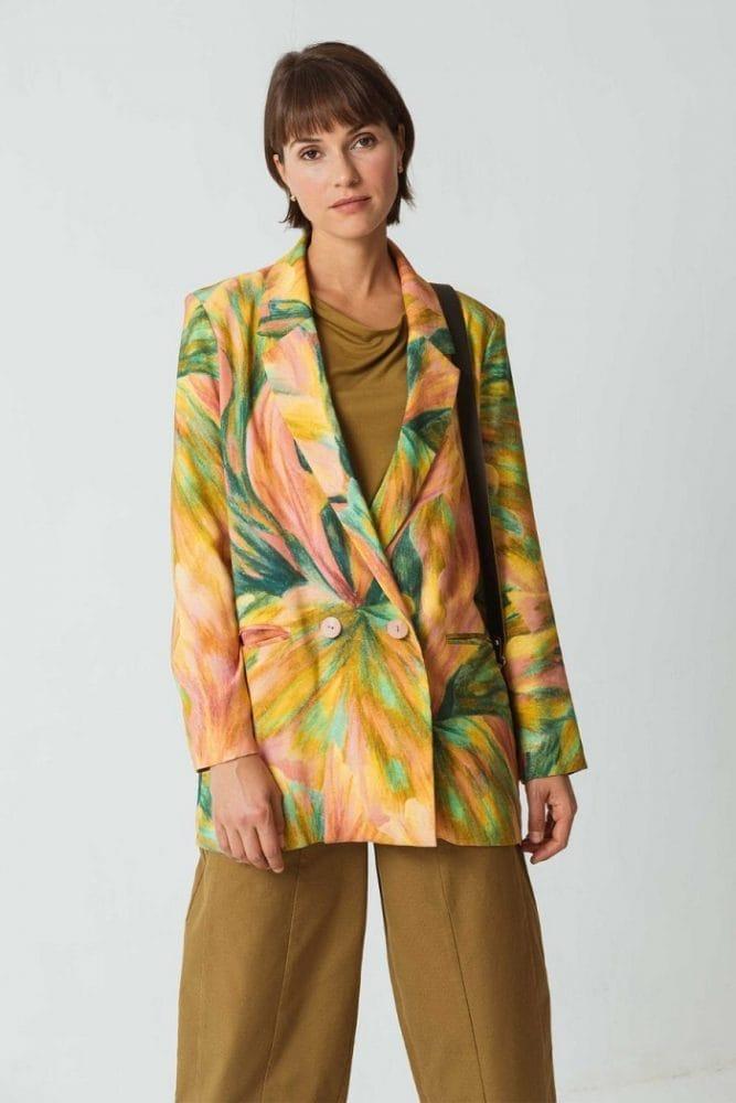 modelo con una chaqueta colorida