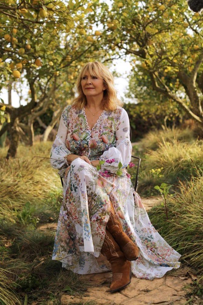 Fotografía de Charo Ruiz sentada en el bosque