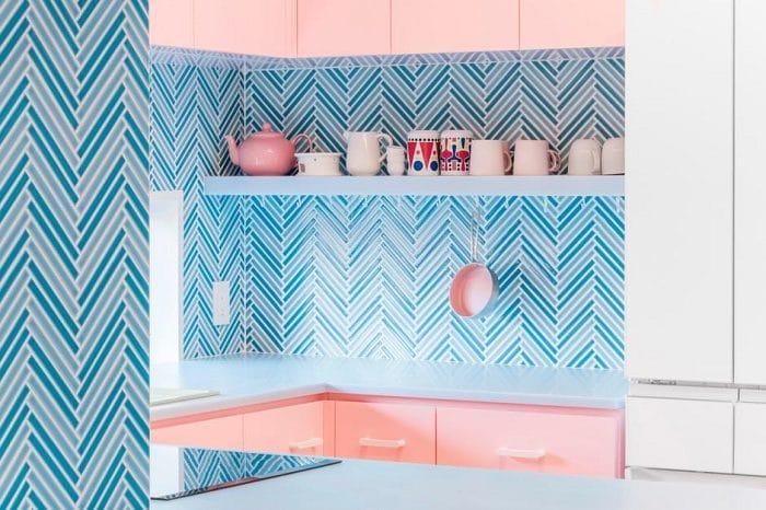 Cocina moderna con paredes y encimera color azul saphhire y muebles rosa