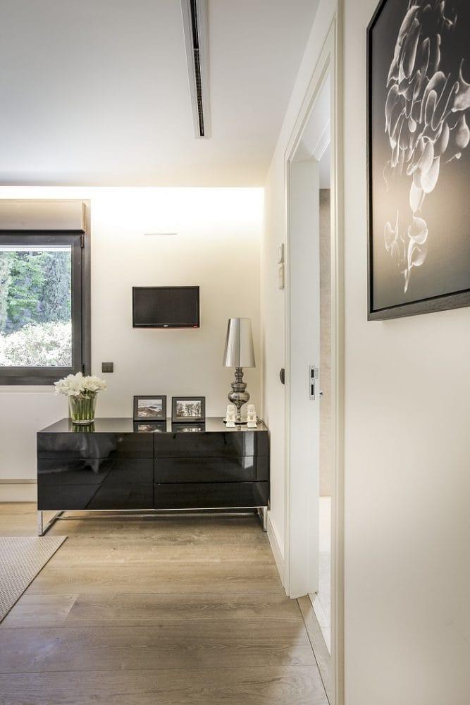 Cómoda negra en la esquina de una estancia