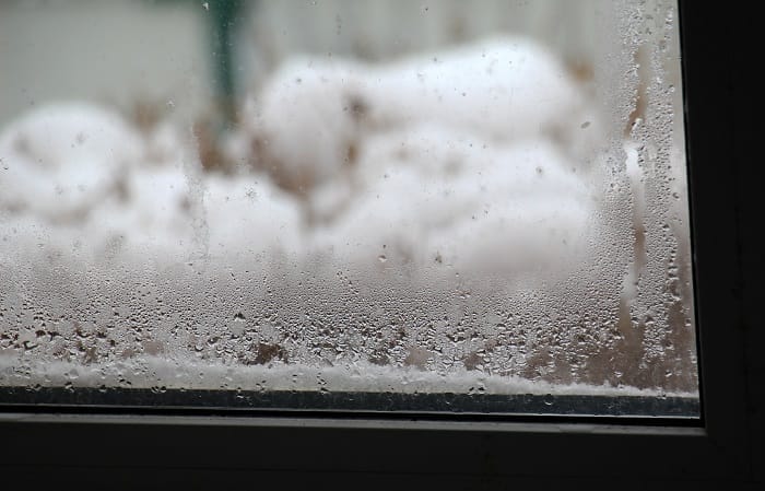 Ventana humedecida por el frío y calor