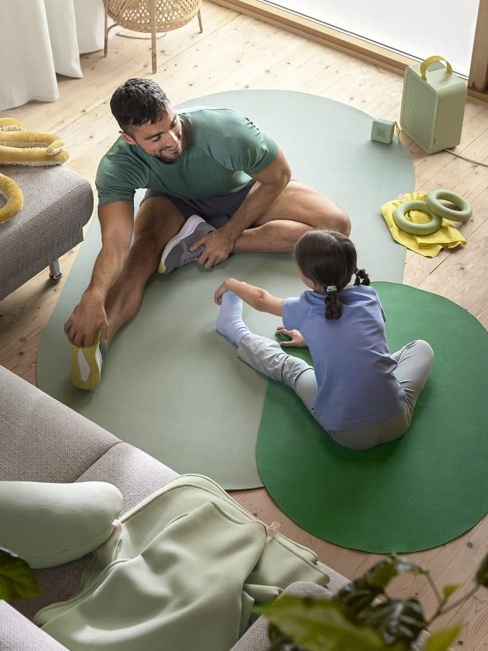 Pareja haciendo deporte en casa con esterillas de Ikea