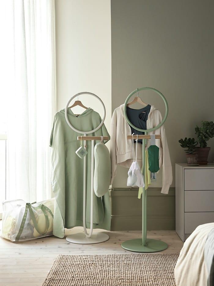 Ropa deportiva en perchero de ikea