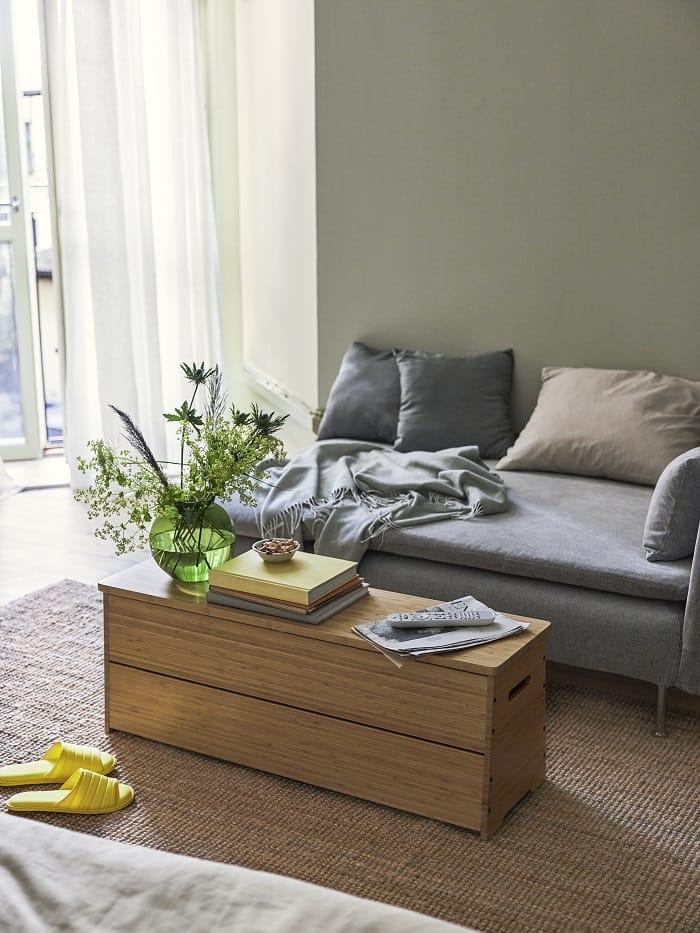 Salón con mesita almacenaje de madera de Ikea