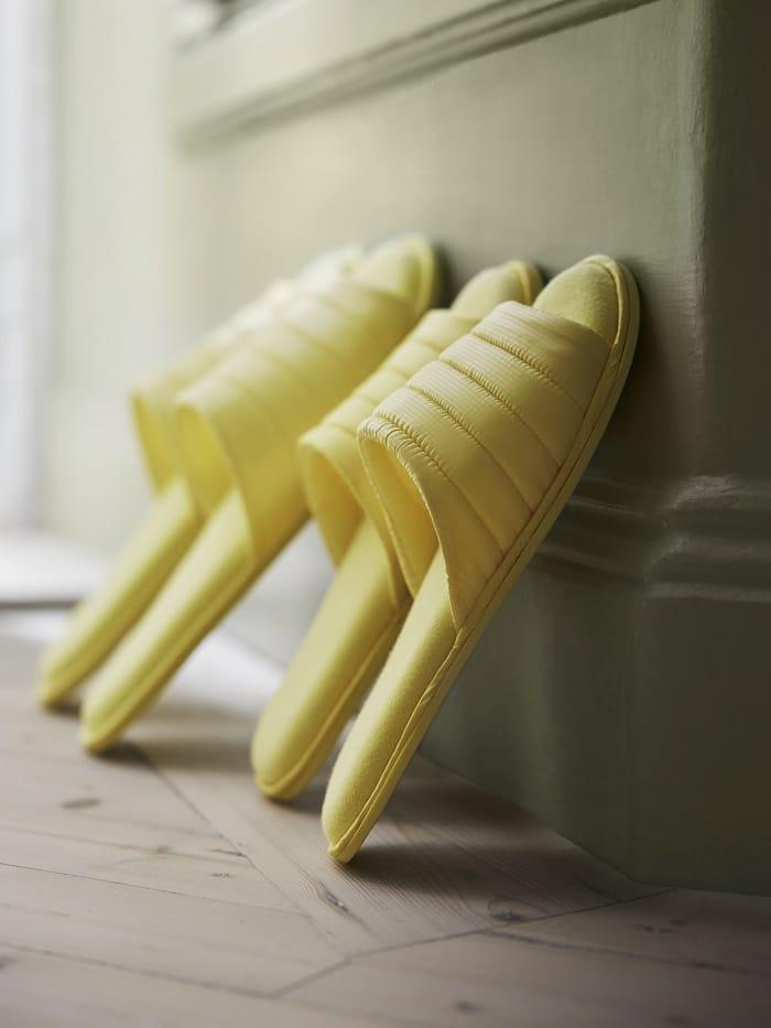 Zapatillas de Ikea en color amarillo