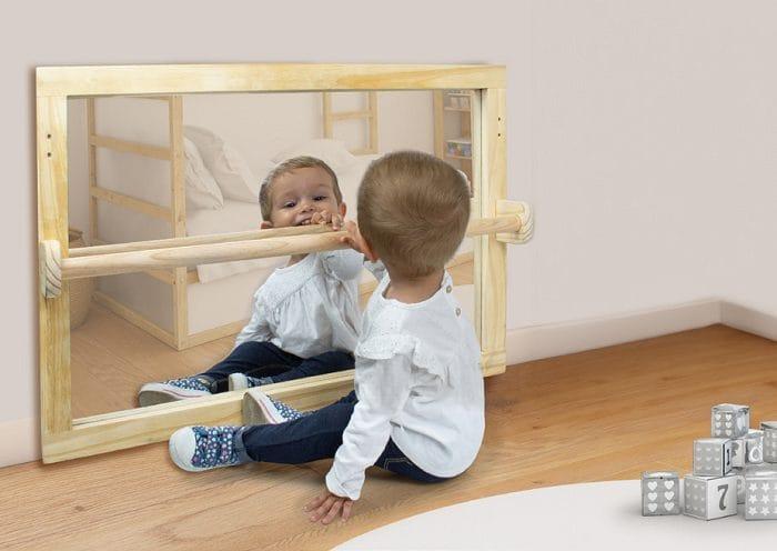 Niño jugando con el espejo Montessori de Aldi