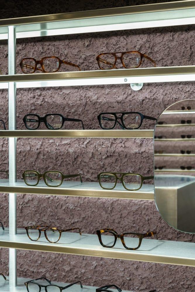 Estantería con gafas