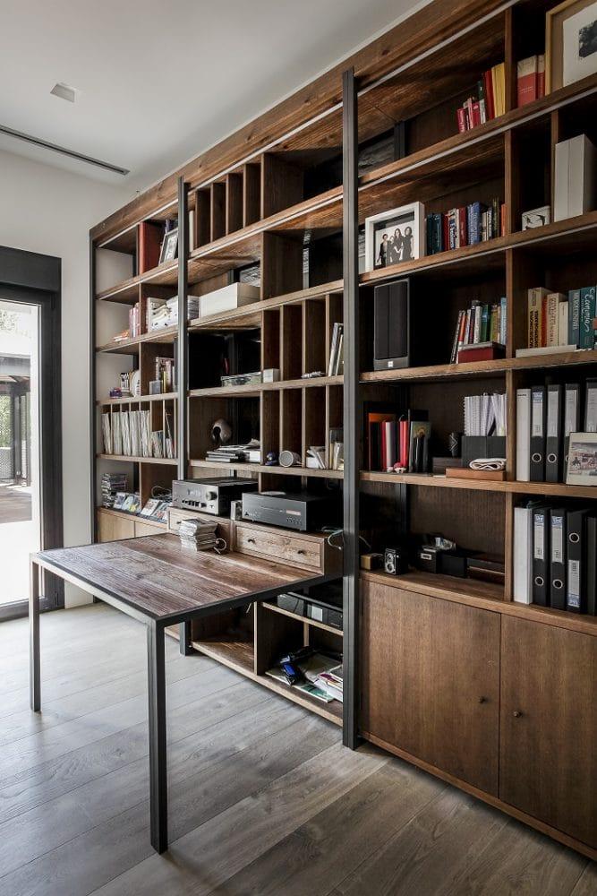 Estantería de madera hecha a medida con una mesa de madera desplegable