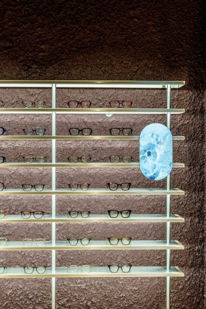 Estantería de una óptica boutique con gafas