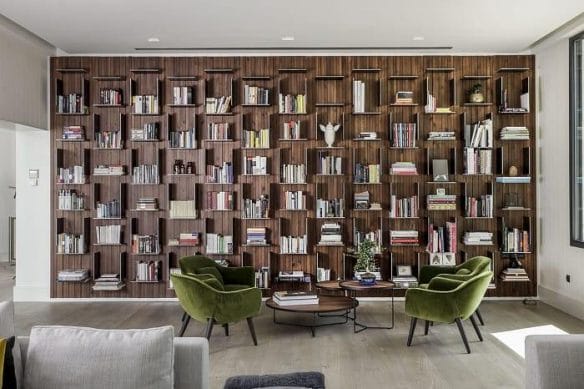 Gran estantería de madera a medida en toda una pared con libros