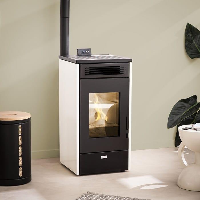 Zona de salón con una estufa de pellet de Leroy Merloy