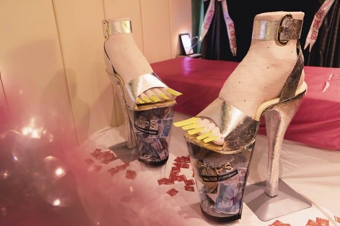 Obra de arte pie en sandalia con uñas largas amarillas