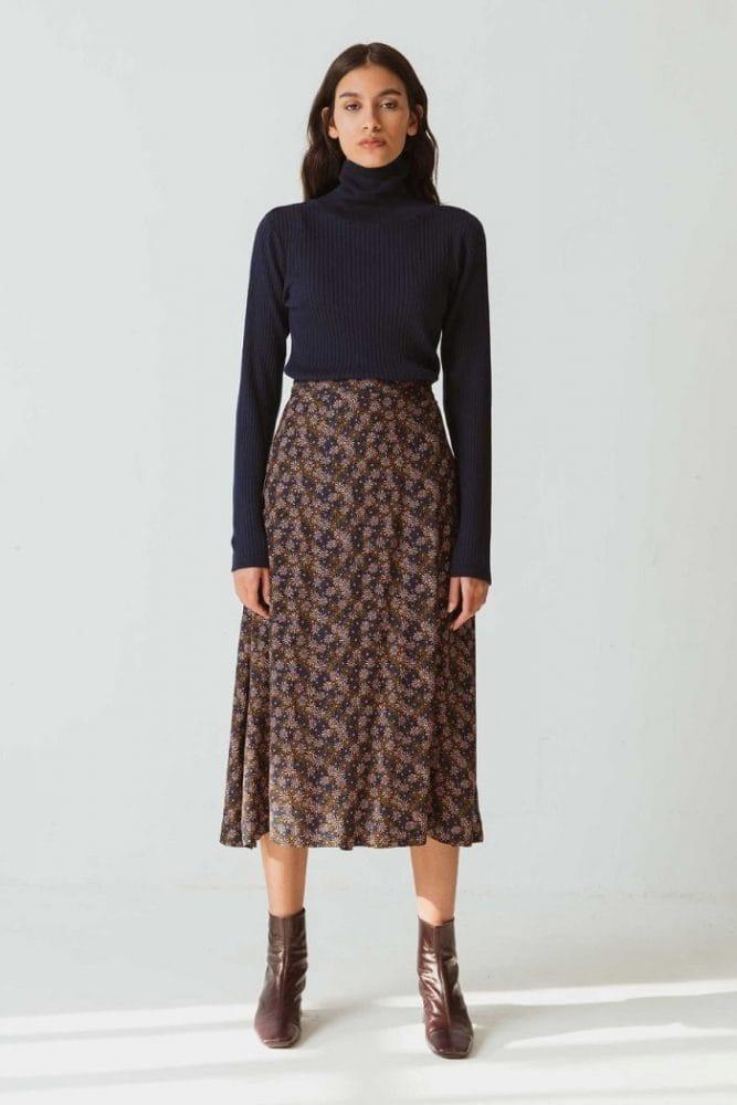 modelo con una falda larga de los años 70