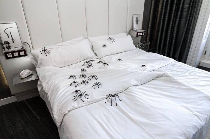 Cama con arañas de mentira, obra de HYBRID Art Fair