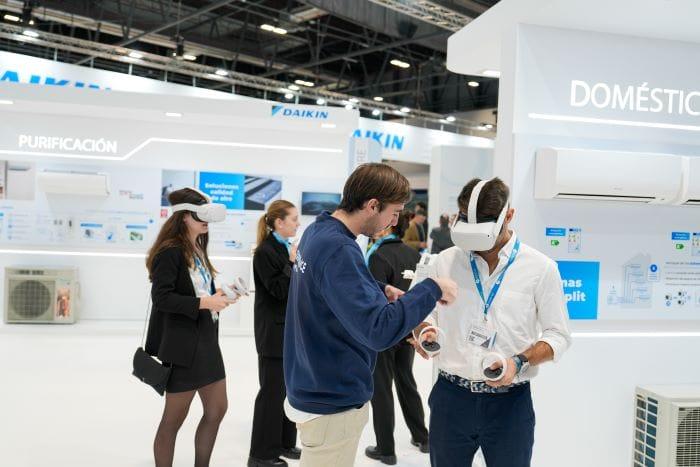 Grupo de jóvenes en el IFEMA probando las gafas virtuales