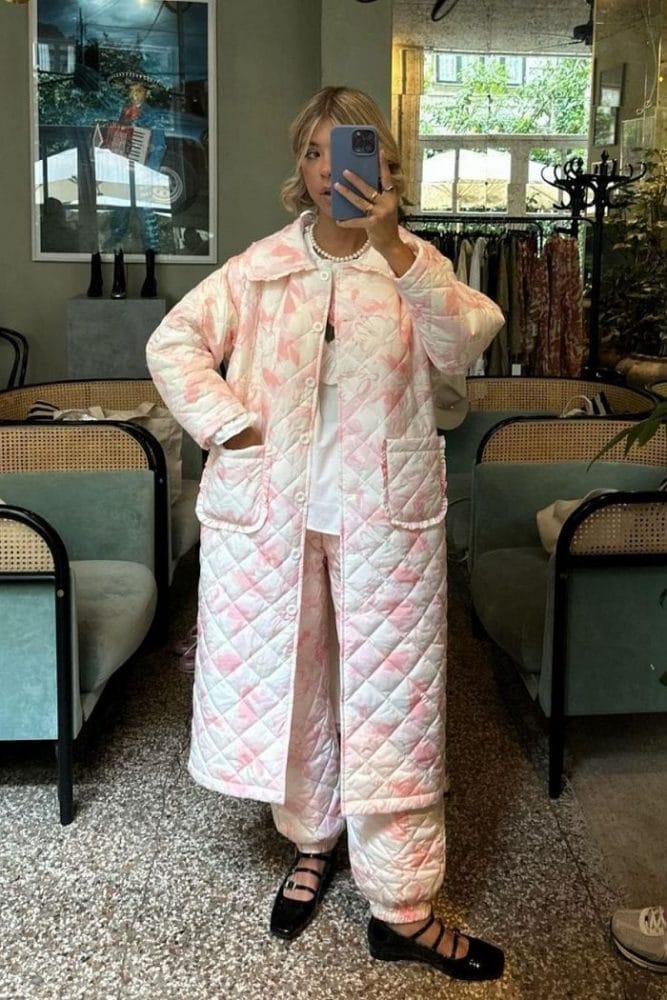 Chica con bata en instagram