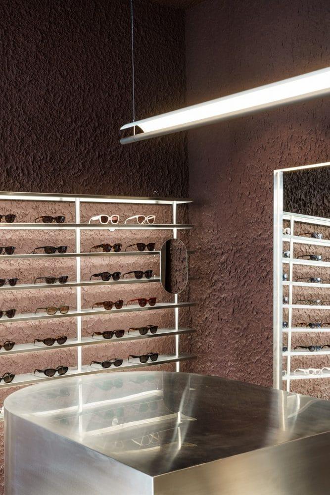 Estantería de una óptica boutique con gafas