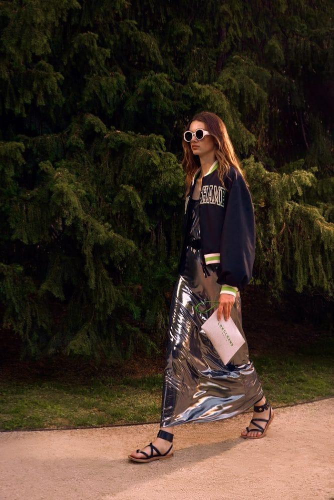 Modelo andando por la calle con bolso Longchamp y falda de lentejuelas