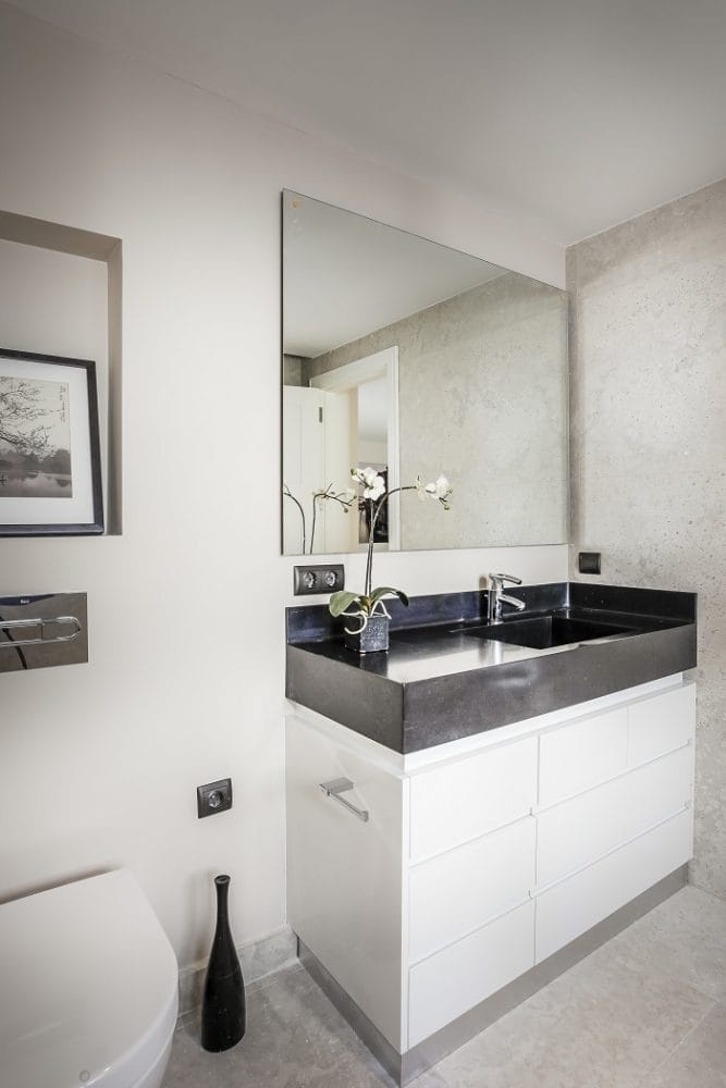 Cuarto de baño con mueble de lavabo en dos colores