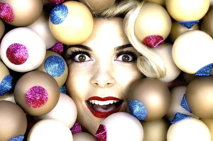 Cara de Marina Salazar rodeada de bolas 