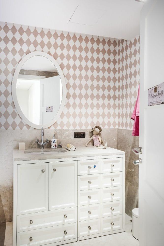 Cuarto de baño con un mueble blanco con cajones