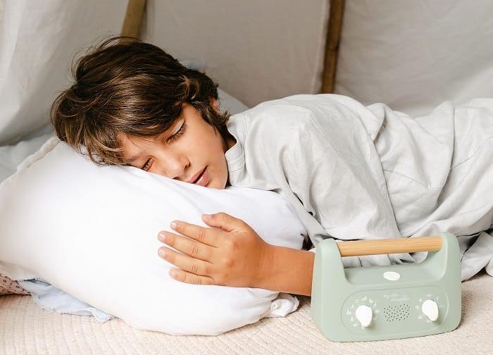 Niño durmiendo con un Little Morphée a su lado