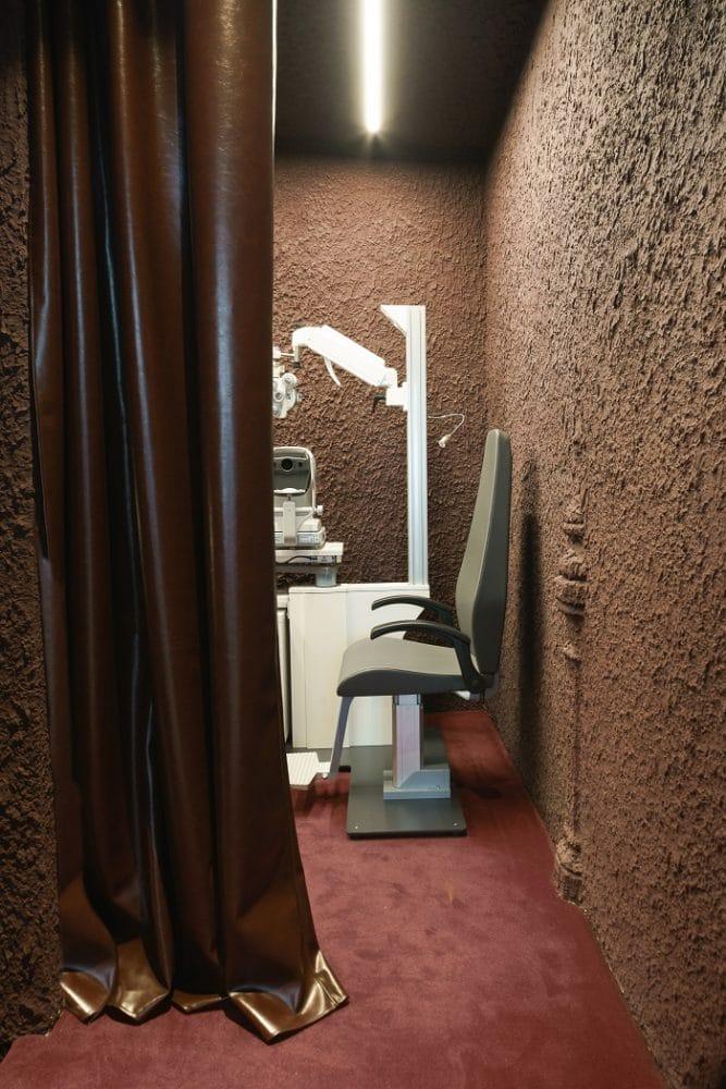 Silla y utensilios de una óptica boutique