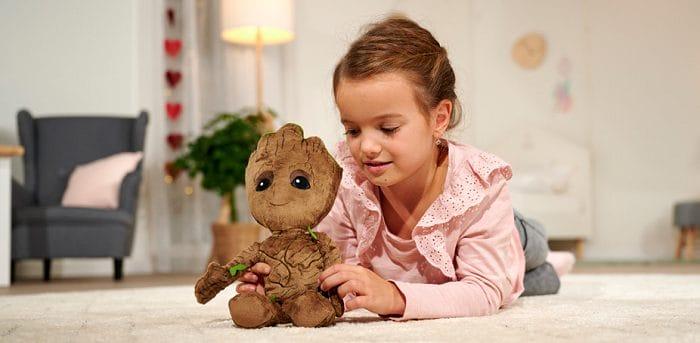 Niño jugando con un peluche disney Groot de Aldi