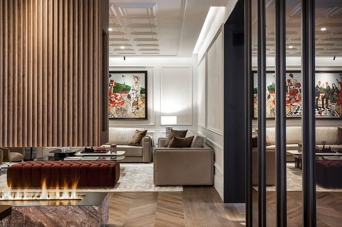 Salón con una chimenea