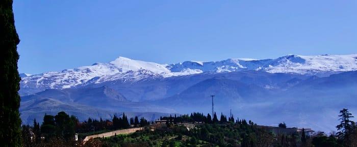 Vista de las montañas nevadas de Sierra Nevada