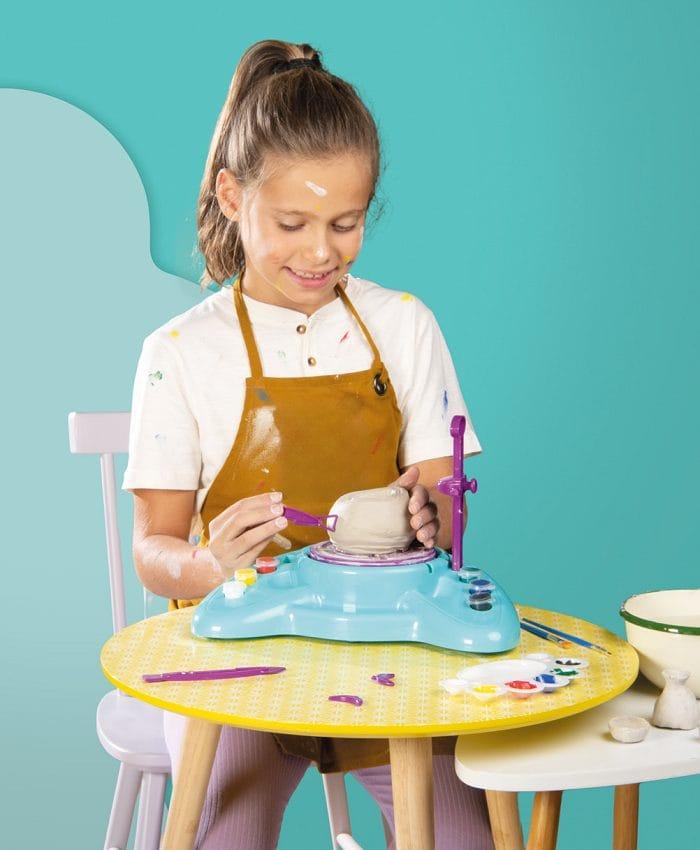 Niña jugando en el taller de alfarería de Aldi