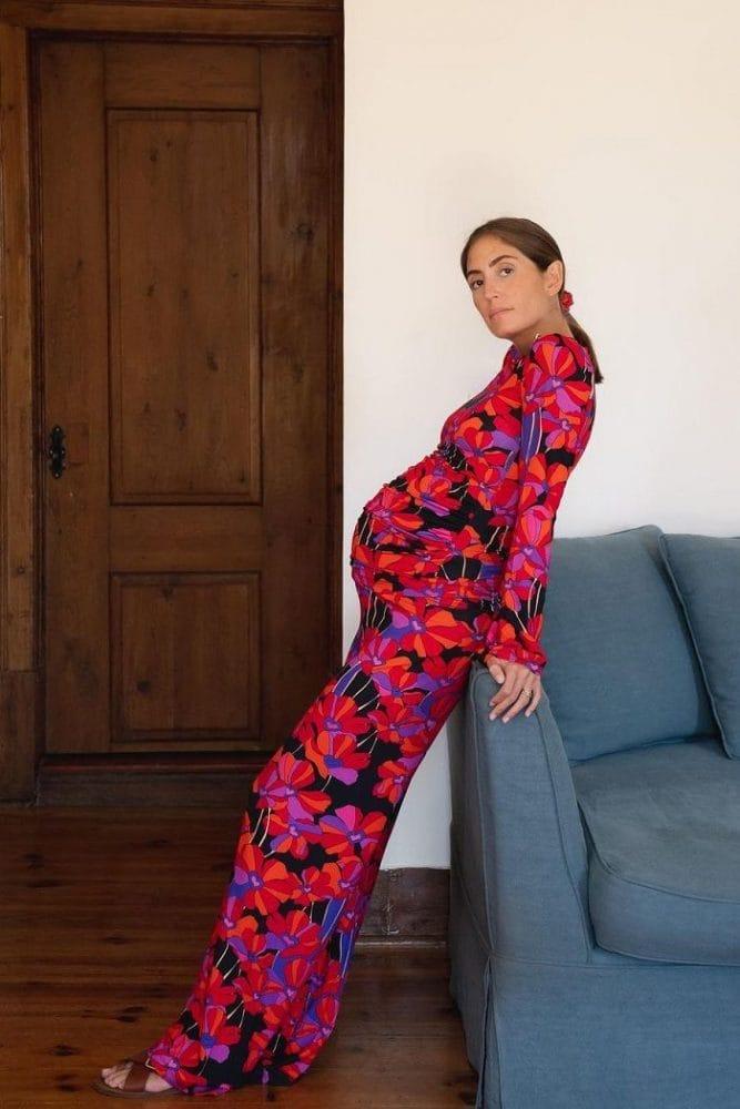 Mujer embarazada con un vestido colorido largo