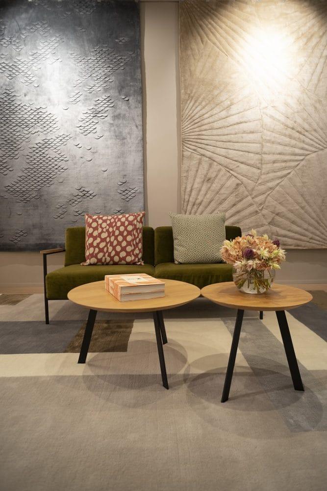 Zona de sillas con mesa de showroom The Rug