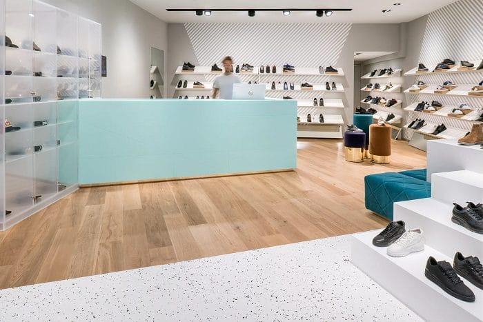 Interior de una tienda con el mostrador en color verde Emerald tendencia 2024