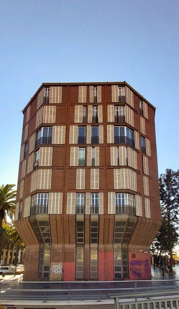 Fachada de un edificio que son viviendas, construido por Vázquez Molezun