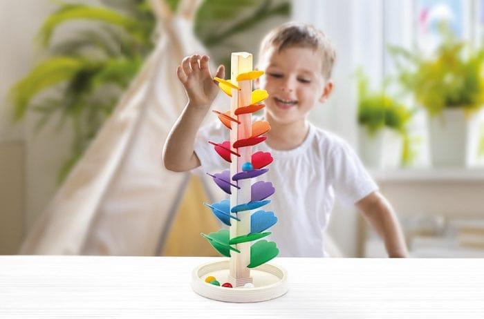 Niño jugando con el árbol musical de madera de Aldi