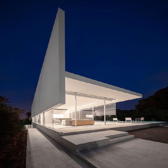 Villa con una arquitectura moderna con iluminación
