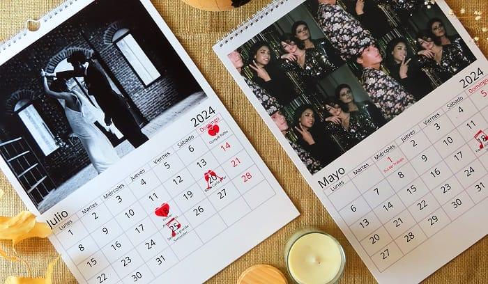 Calendarios personalizados con fotos encima de una mesa