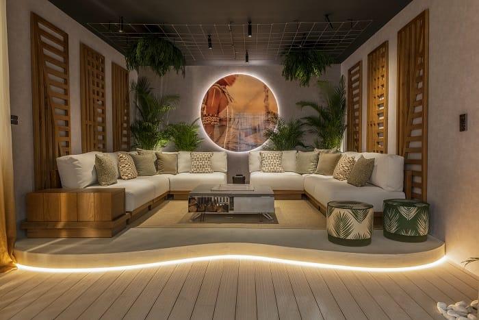 Zona de gran sofás blancos, proyecto de Marbella Design