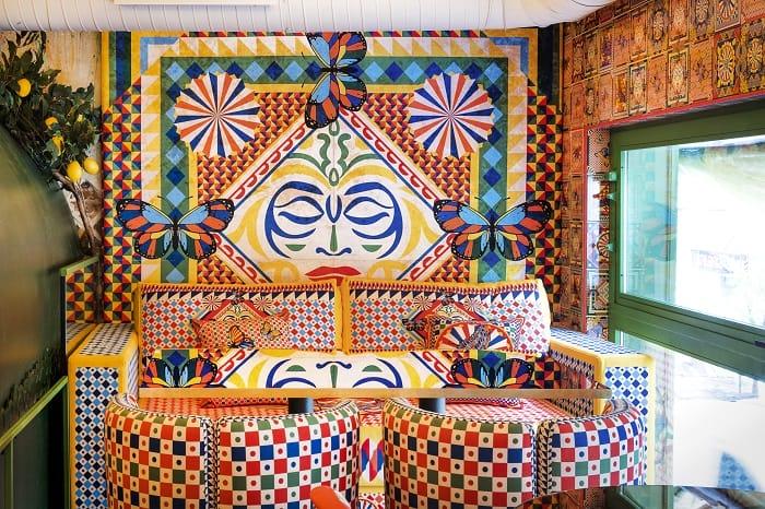 interior mesas altas del restaurante Bom Bom Ciao en Madrid