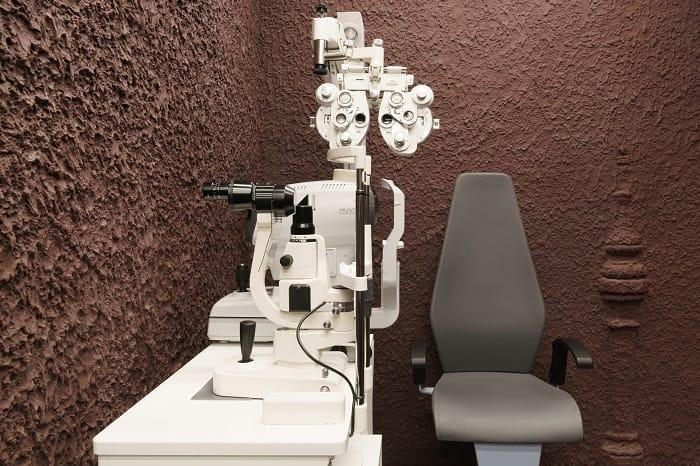 Silla y aparatos de una óptica boutique de Madrid