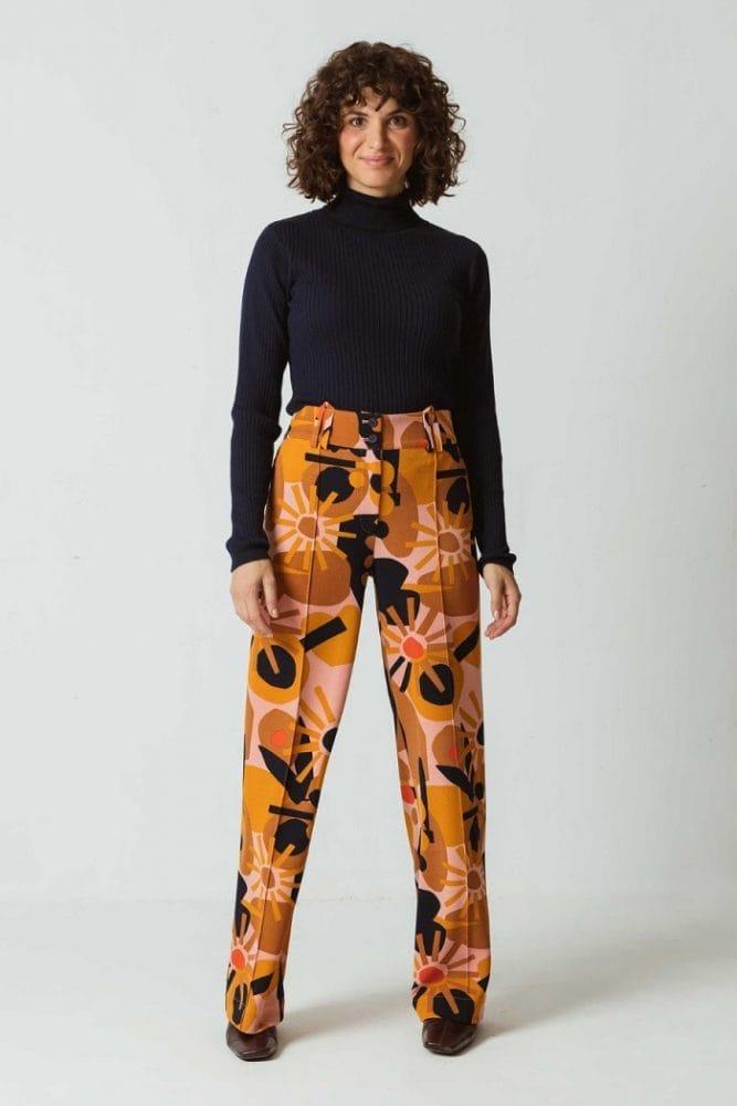 Modelo con pantalón floreado y jersey negro