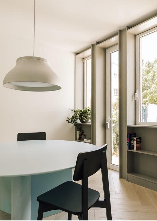 Mesa redonda en comedor de color azul saphhire