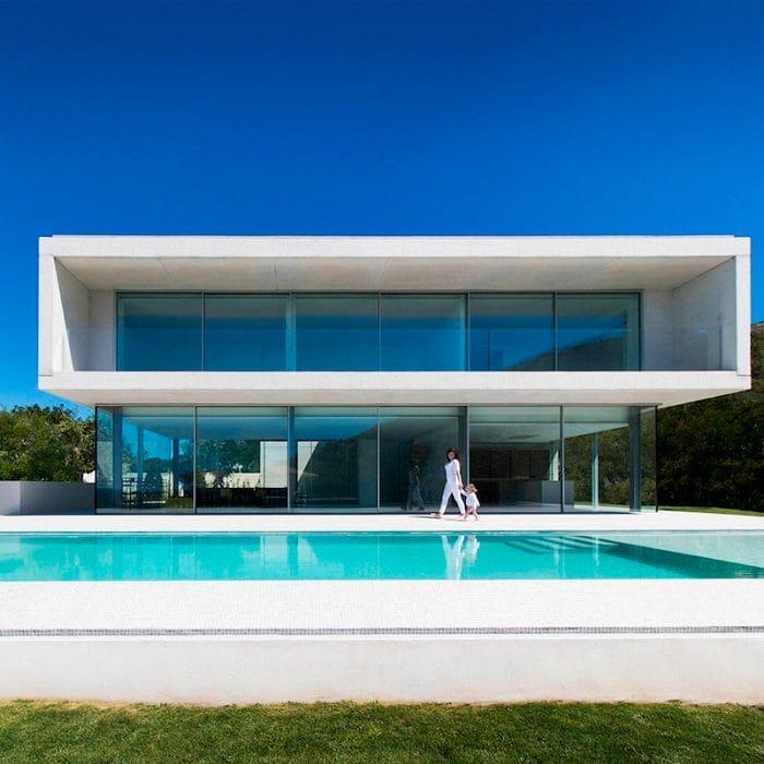 Villa moderna con una arquitectura moderna y futura