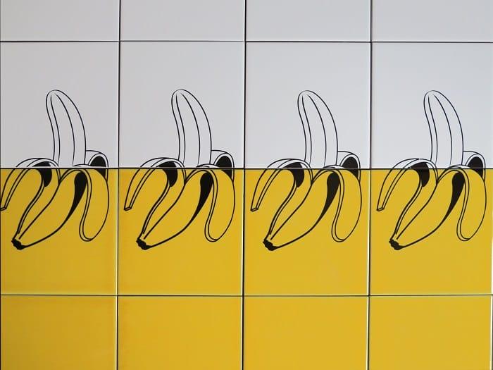 Diseño de unos plátanos mitad amarillos y mitad blancos. MDF24