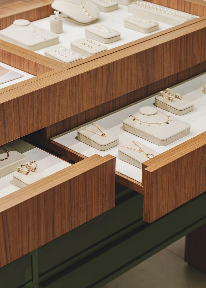 Joyas de Vidal&Vidal en cajones de madera