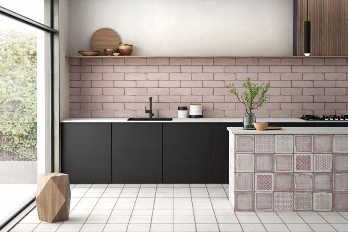 Cocina abierta negra con isla y azulejos tipo ladrillo