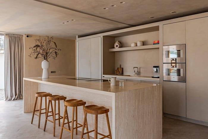 Cocina abierta con isla con taburetes