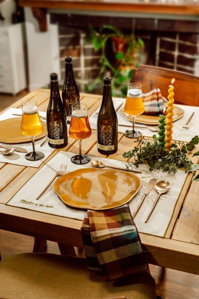 Decoración de mesa navideña con cervezas Alhambra