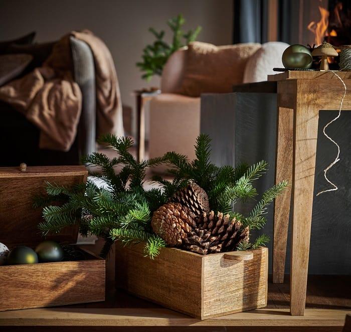 Zona de cajas de madera con piñas navideñas